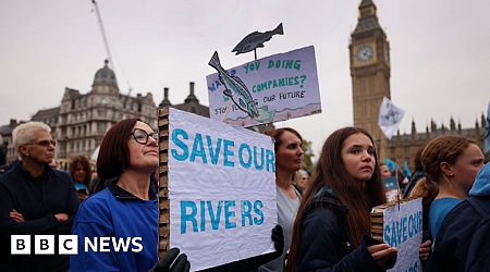 Protesters call on government to tackle water pollution