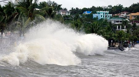 Super Typhoon Man-yi pounds Philippines