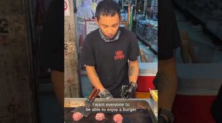 25 Baht Street Burger #bangkok #streetfood #youtubeshorts #bangkok #foodie #burger #streetburger