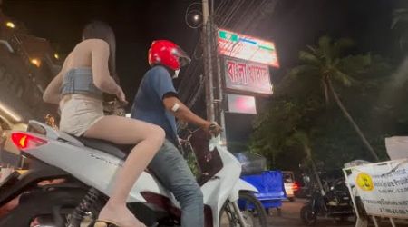 LADY BOY COMING IN PATTAYA BEACH ROAD #pattayabeachroad #pattaya soi 6 boom boom pickup