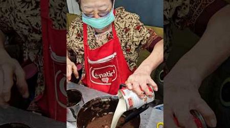 The Most Famous Iced Cocoa Grandma in Bangkok