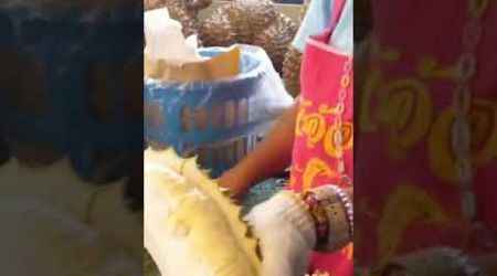 Cara menjual durian Montong di Thailand #shortsvideo #fruit #durian #viralshort #fruitcutting #buah