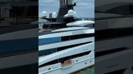 How many light bulbs does this yacht have on the hull? AHPO #superyacht