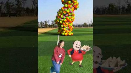 The mascot vibrato assistant placed onthe football field is popular, co-produced,creative new spe