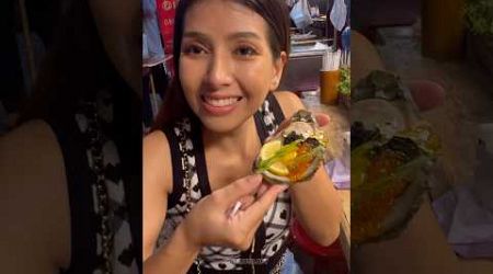 Take a taste of oysters from a famous restaurant in Yaowarat. - Thai Street Food #shorts