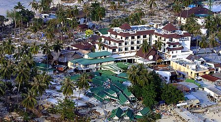 Cómo fue el tsunami de 2004, uno de los desastres naturales más letales de la historia: olas de 30 metros y más de 220.000 muertos