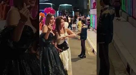 Beautiful Korean Girl Clicking Picture With Ladyboy In Pattaya Thailand #nightlife #ladyboy #bangkok