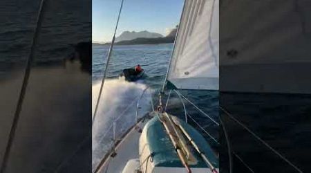 SPEEDBOAT NEARLY CRASHES INTO SAILBOAT 