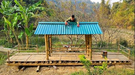 Finishing the roof with corrugated iron for the bamboo yacht.