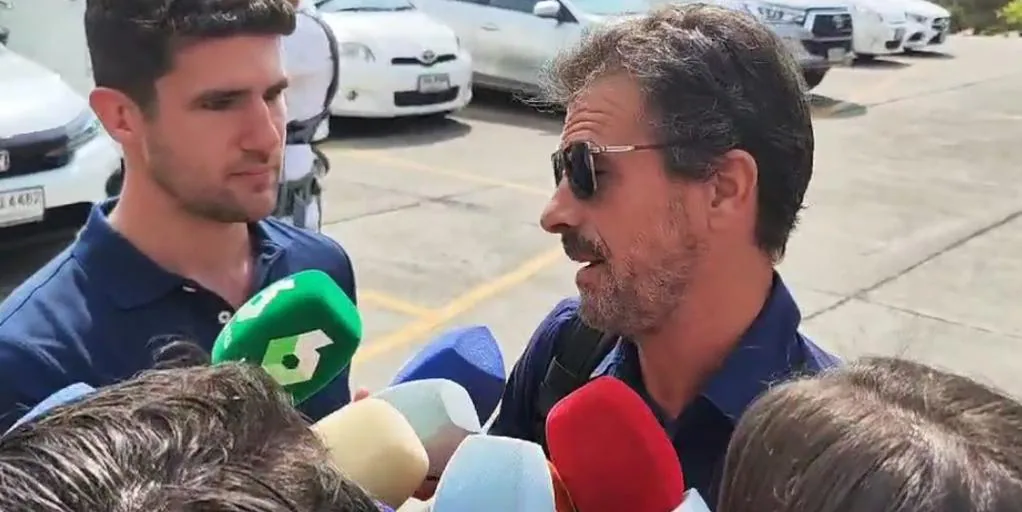 Tenso momento de Rodolfo Sancho con la prensa española a su llegada al tribunal que juzga a su hijo Daniel: «No tengamos un problema»