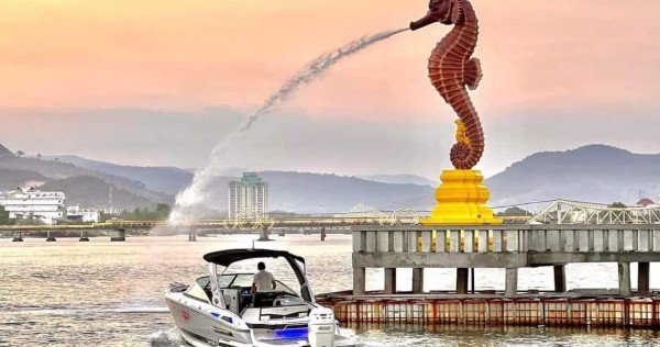 'Singapot': Cambodia's water-spewing seahorse draws comparisons with Merlion