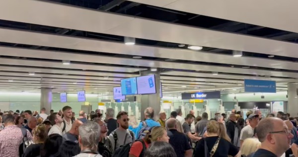 UK passport control hit by outage causing long waits at airports