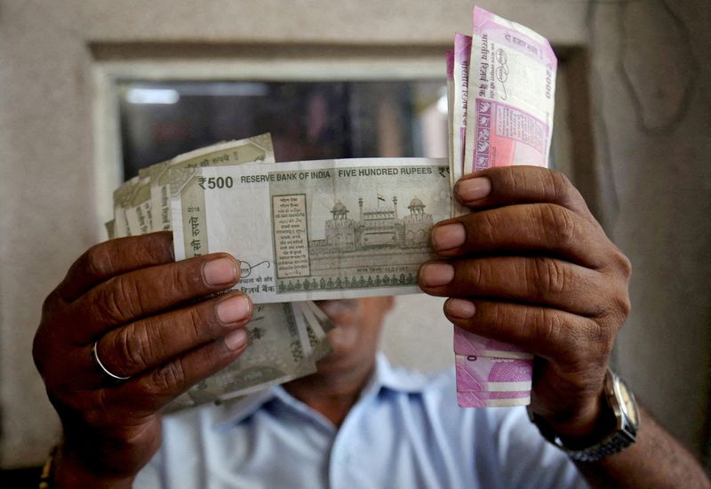 Foreign banks bought nearly $1 billion of India bonds on Thursday, data shows