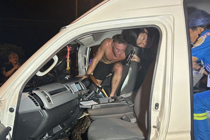 Foreigner steals van, crashes in Phuket