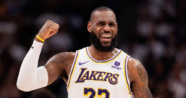 LeBron James signs 2-year deal to stick with Lakers: Reports