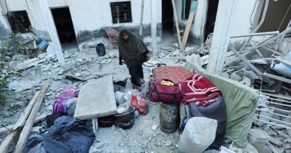 Israeli strikes hit Gaza schools, hospital compound after talks fail