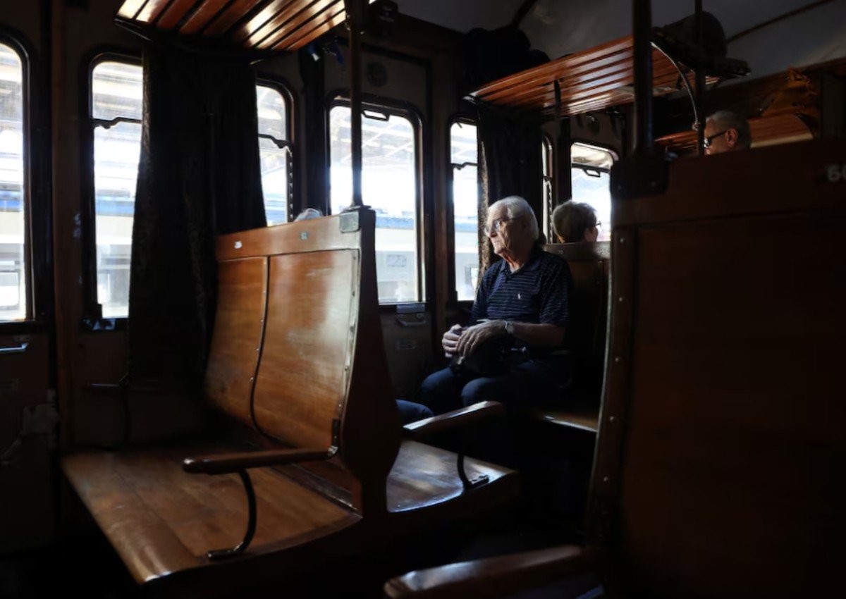 Italy's vintage trains lure tourists off beaten track