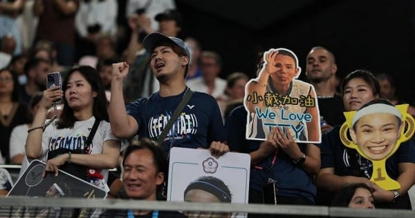 Olympic badminton spectator dragged from arena for holding up 'Taiwan go for it' banner