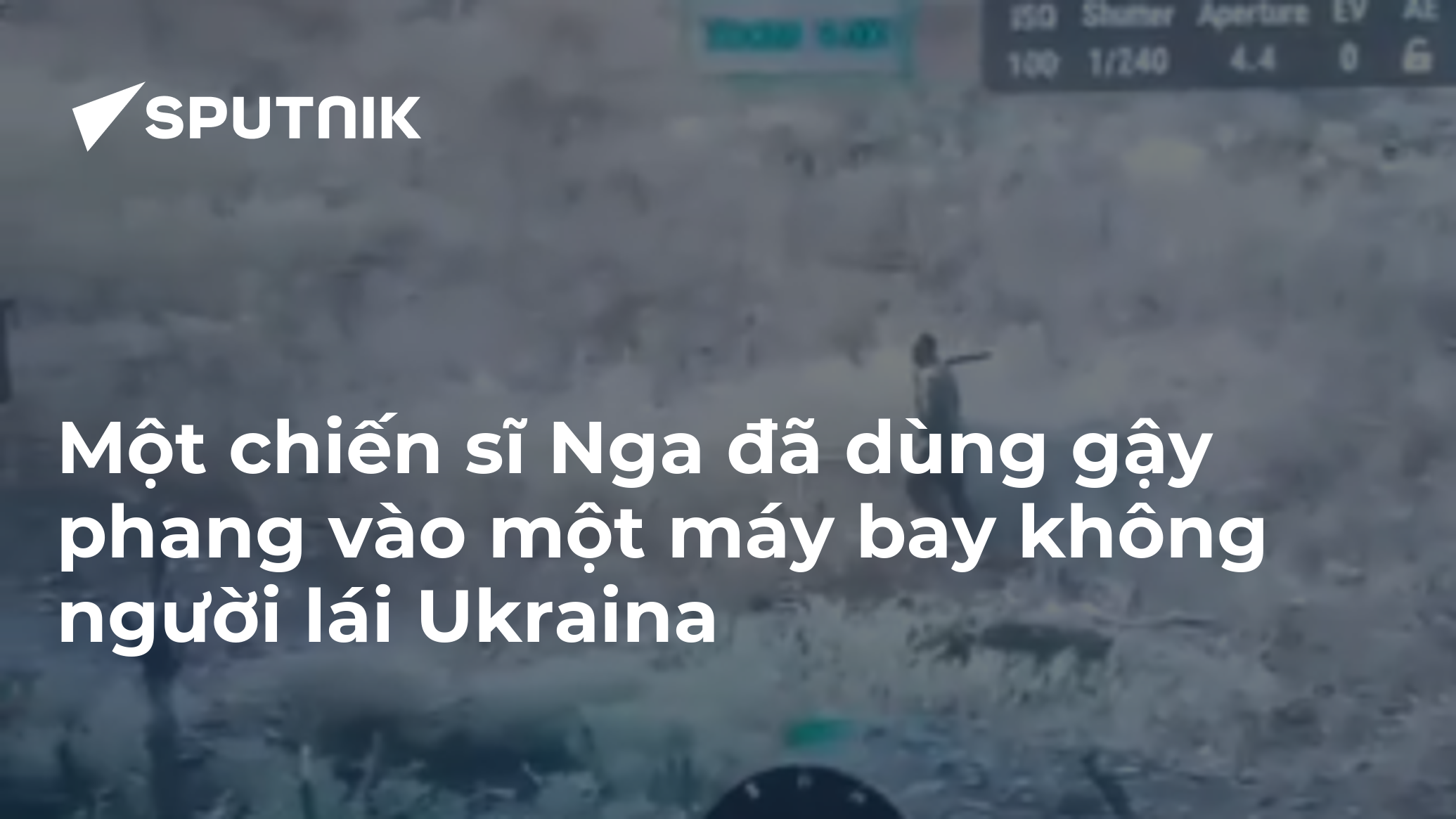 Một chiến sĩ Nga đã dùng gậy phang vào một máy bay không người lái Ukraina