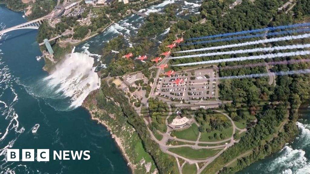 Red Arrows take dramatic flight over Niagara Falls