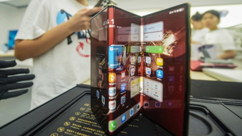 Apple faces challenges in Chinese market against Huawei's tri-fold phone