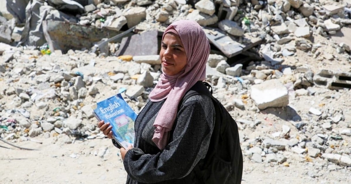 Gaza teacher offers ray of hope with classroom in rubble