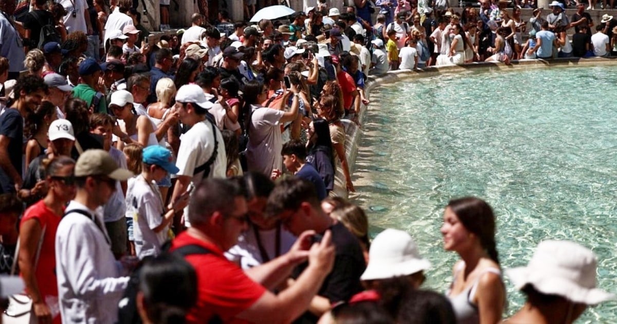 Rome considering limiting tourist access to Trevi Fountain