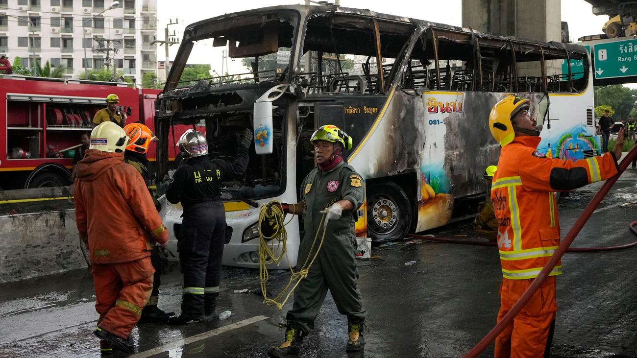 Schweres Unglück: Thailand: Mindestens zehn Tote bei Feuer in Schulbus