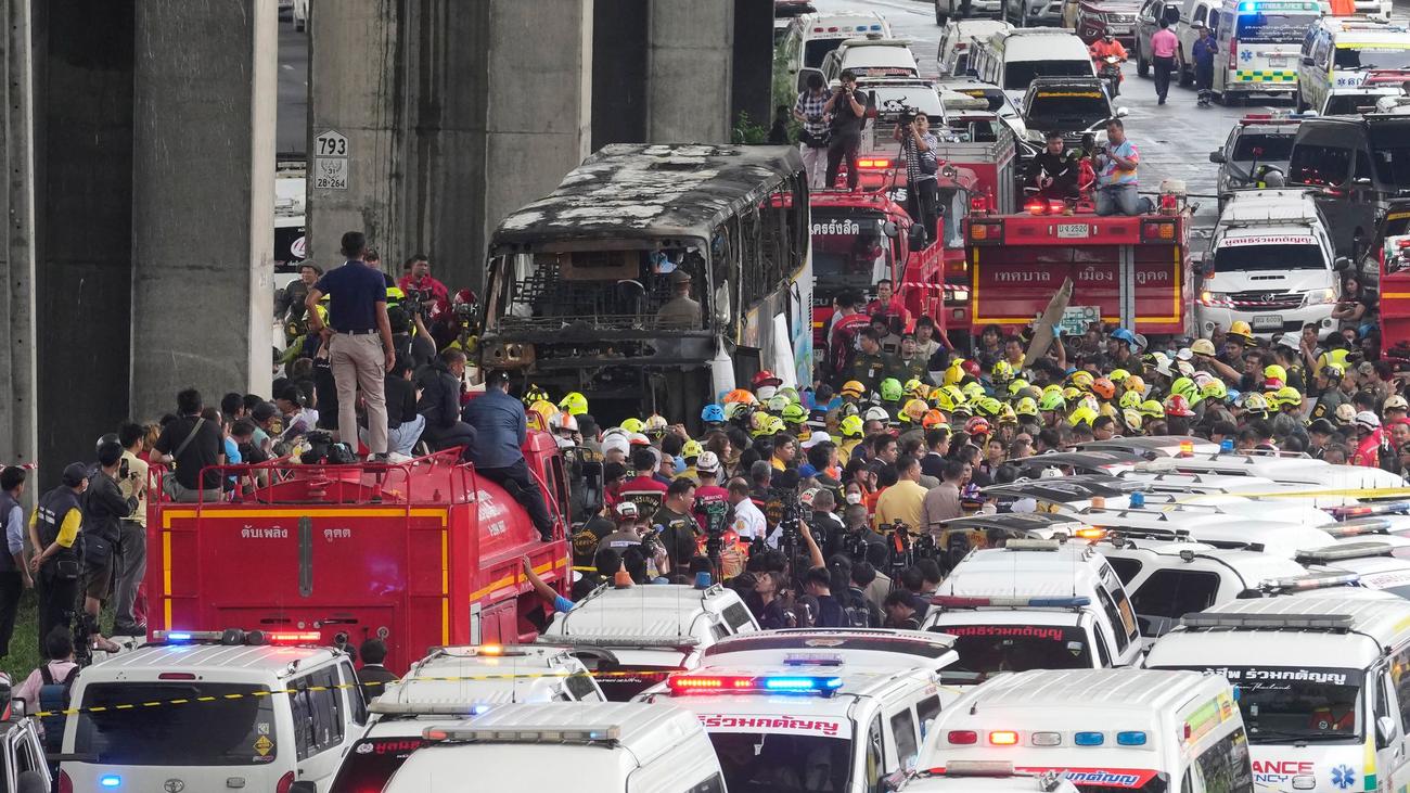 Trauer nach Katastrophe: 23 Tote bei Schulbus-Brand in Thailand - Fahrer stellt sich