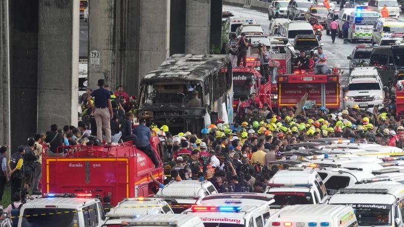 Se teme que al menos 20 niños y profesores hayan muerto en el incendio de un autobús escolar en Bangkok