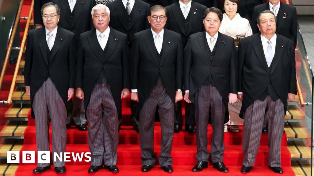 Japan's government admits editing cabinet photo