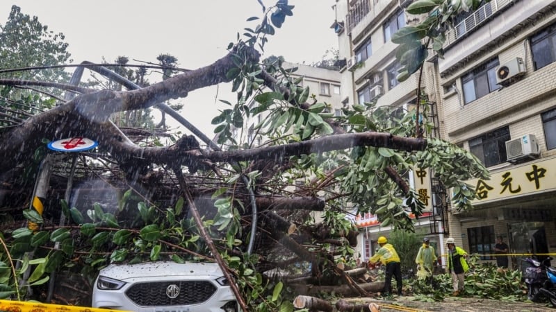 Taiwan shuts down as strong Typhoon Kong-rey hits, 1 dead