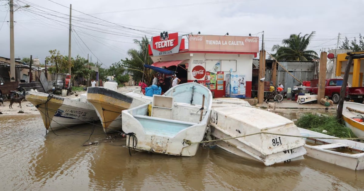 Thousands flee Hurricane Milton, causing traffic jams and fuel shortages