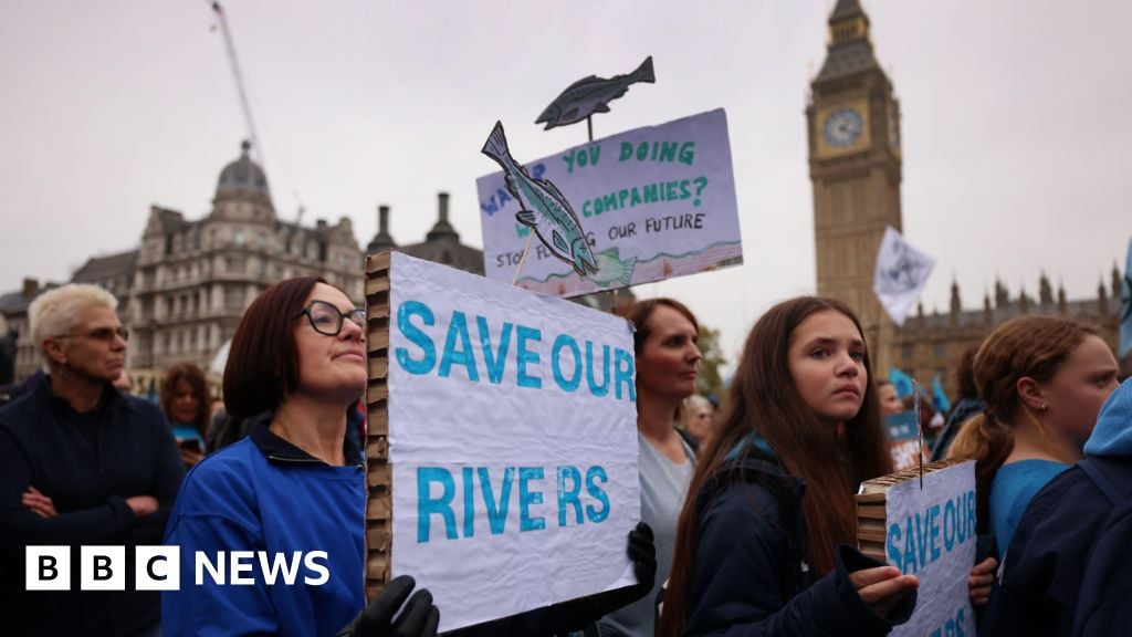 Protesters call on government to tackle water pollution