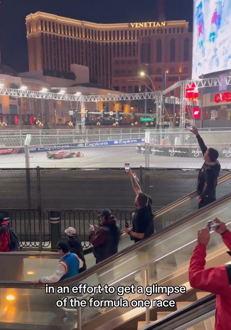 En las Vegas esta prohibido pararse a ver la Formula 1 sin haber pagado por una entrada, pero nadie dijo nada de subir y bajar una escalera mecánica en bucle…