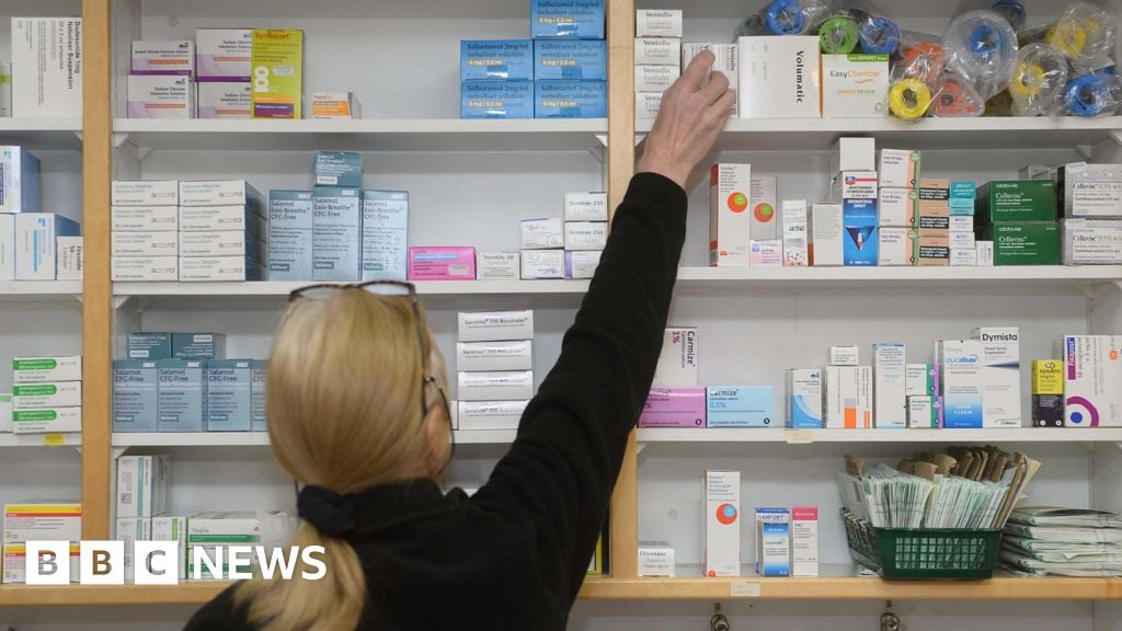 Pharmacies vote to cut opening hours in funding protest