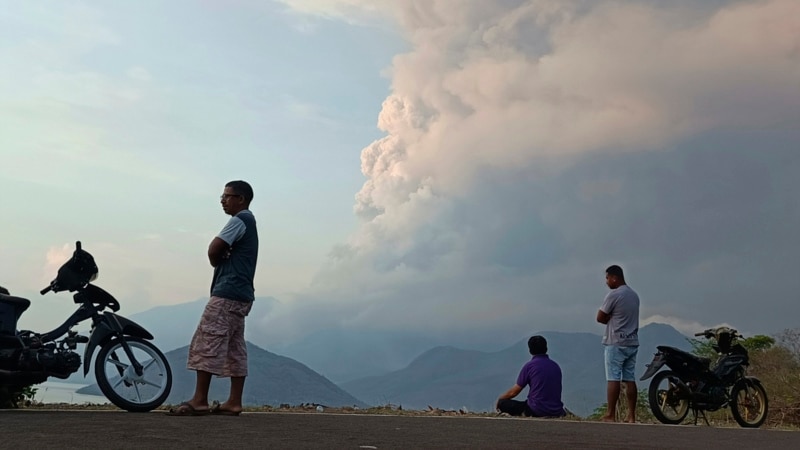 Indonesia's Mount Lewotobi Laki Laki unleashes towering columns of hot clouds 