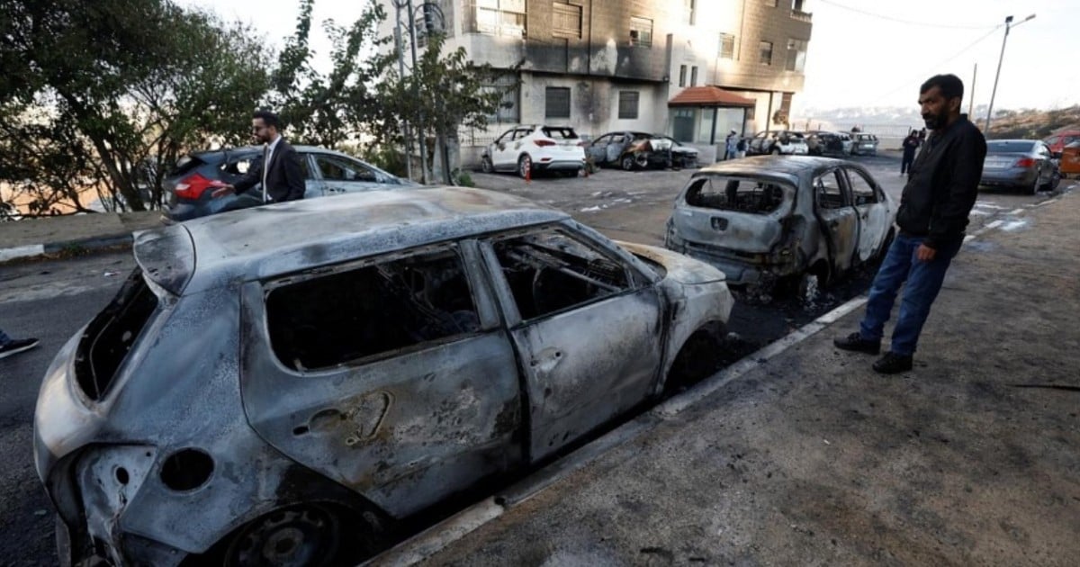 Israeli settlers torched Palestinian cars on outskirts of Ramallah, residents say 