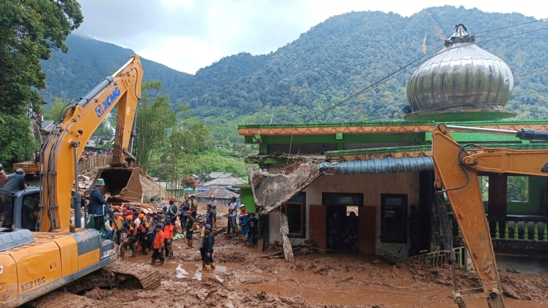 Landslide and flash floods hit Indonesia's Sumatra island, leaving 16 dead and 6 missing