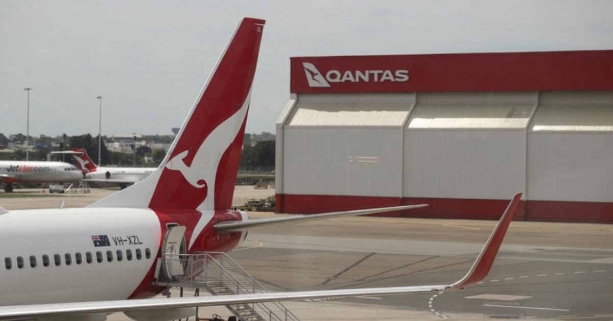 Qantas plane lands safely in Sydney after engine failure