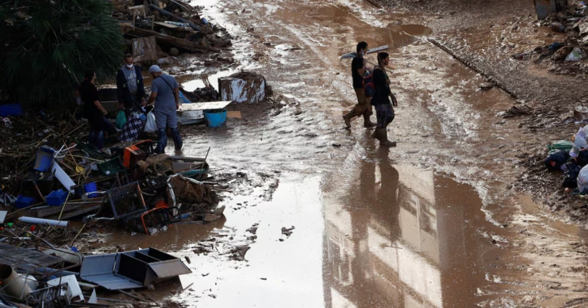 Spain sends more troops to flood zone as public anger rises