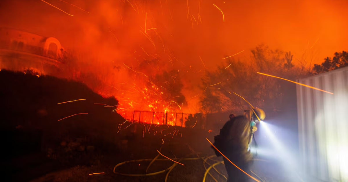 Malibu wildfire destroys homes, forces 6,300 people to evacuate