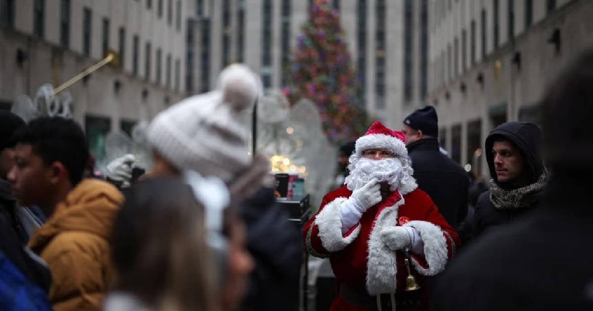 Santa Claus global flight to deliver presents underway