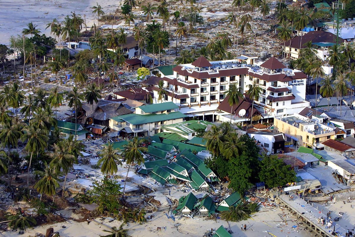 Cómo fue el tsunami de 2004, uno de los desastres naturales más letales de la historia: olas de 30 metros y más de 220.000 muertos