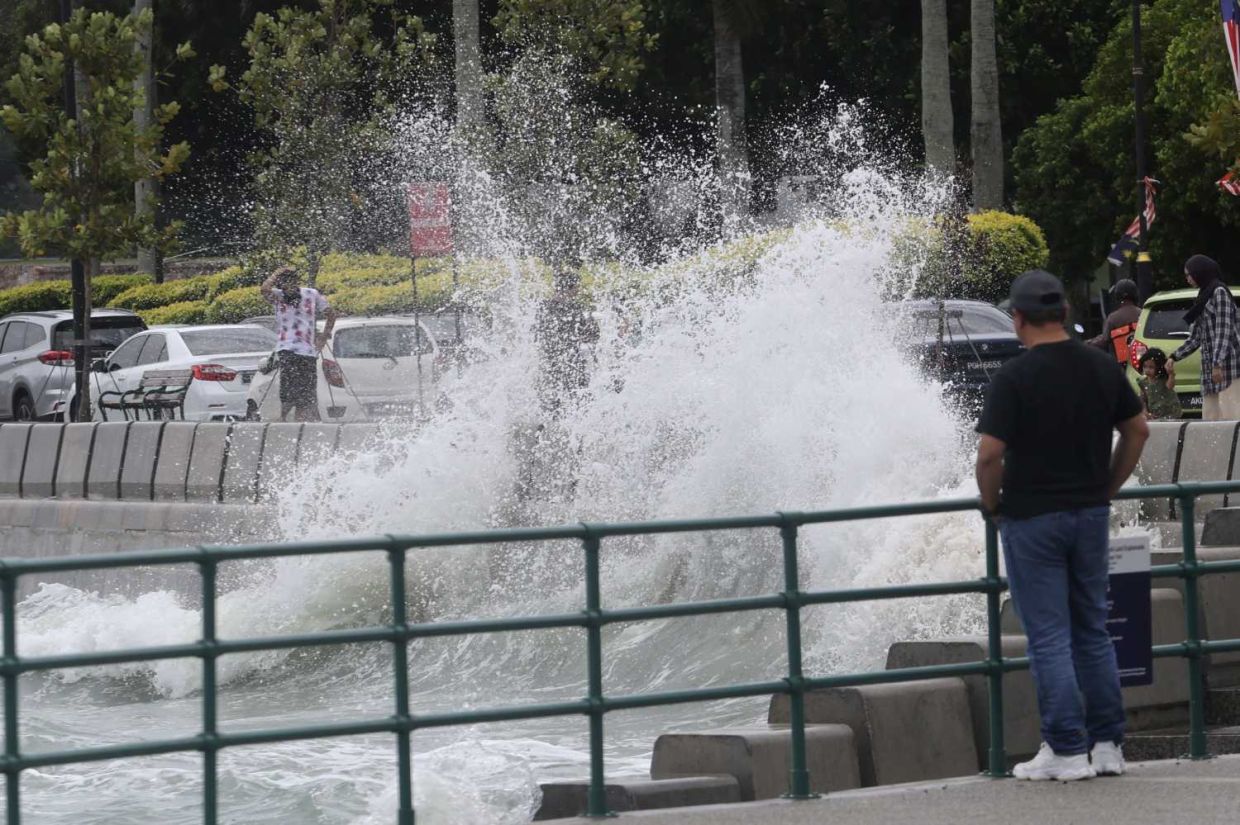 Strong winds, rough seas warning for Malaysian waters from Dec 29 to 31