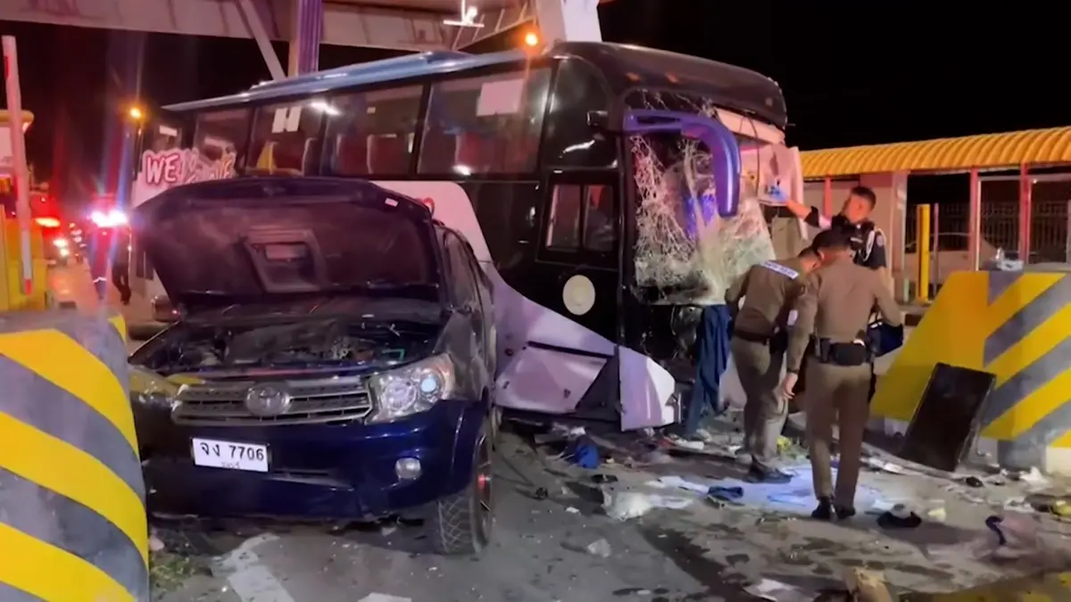 Autobus s ruskými turisty v Thajsku narazil vysokou rychlostí do mýtné brány